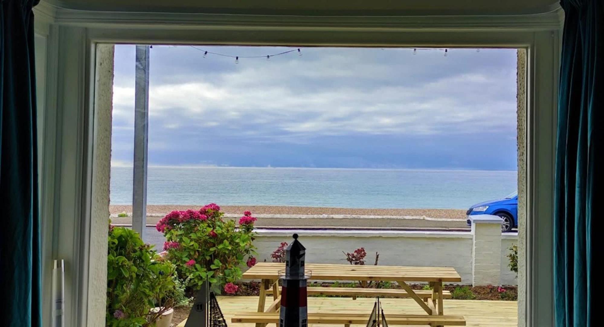 Absolute Beachfront With Decked Garden Oasis And Views Богнор-Регис Экстерьер фото