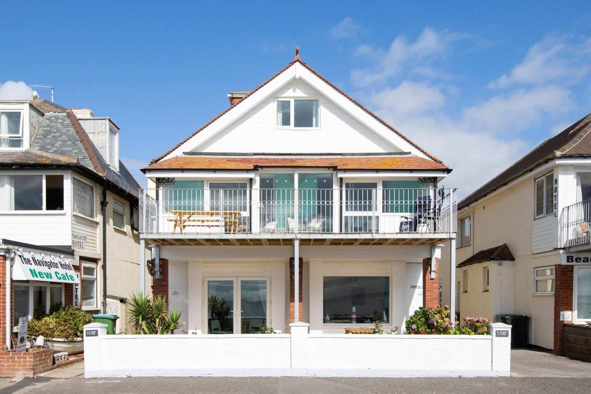 Absolute Beachfront With Decked Garden Oasis And Views Богнор-Регис Экстерьер фото