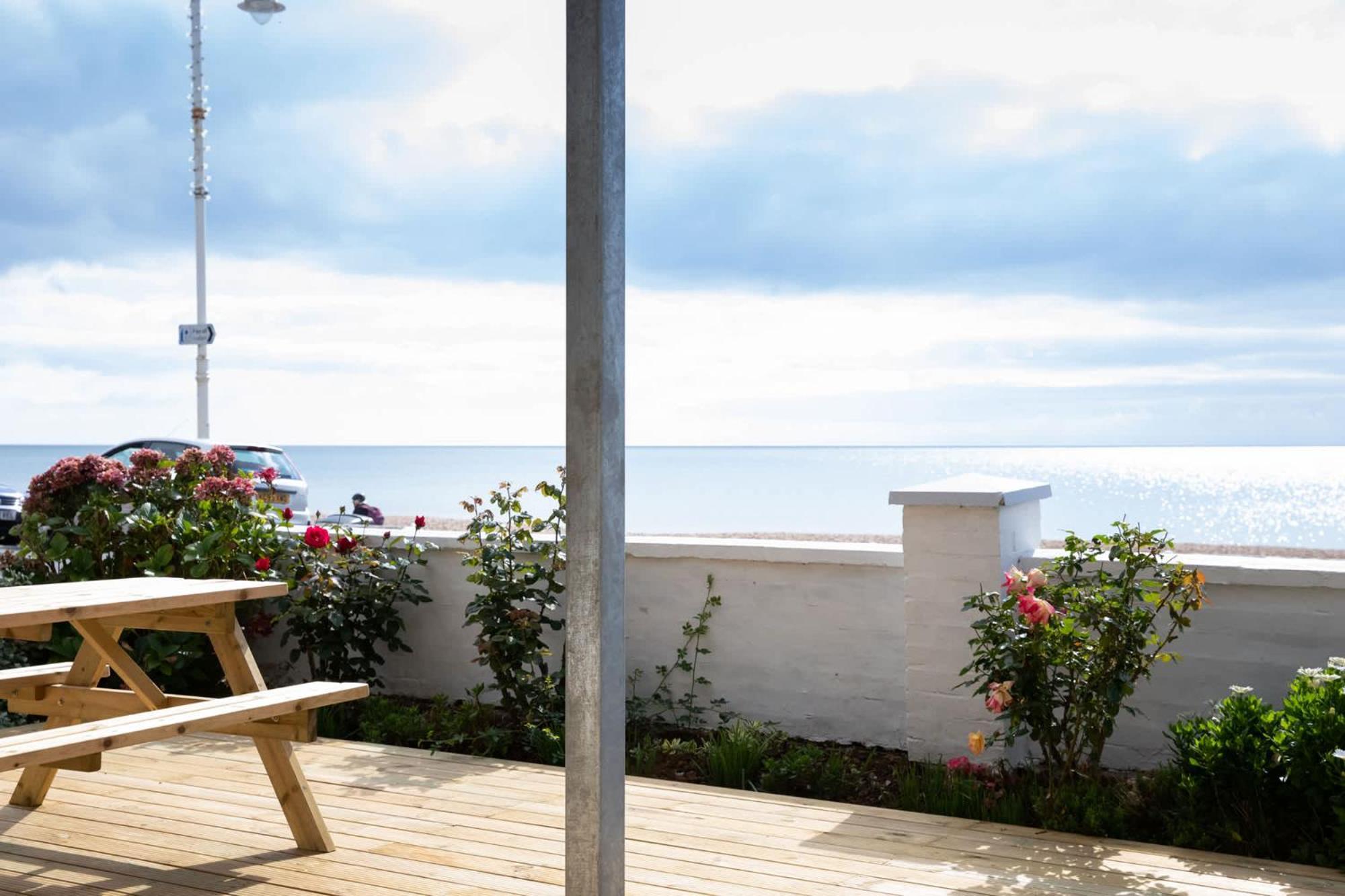 Absolute Beachfront With Decked Garden Oasis And Views Богнор-Регис Экстерьер фото